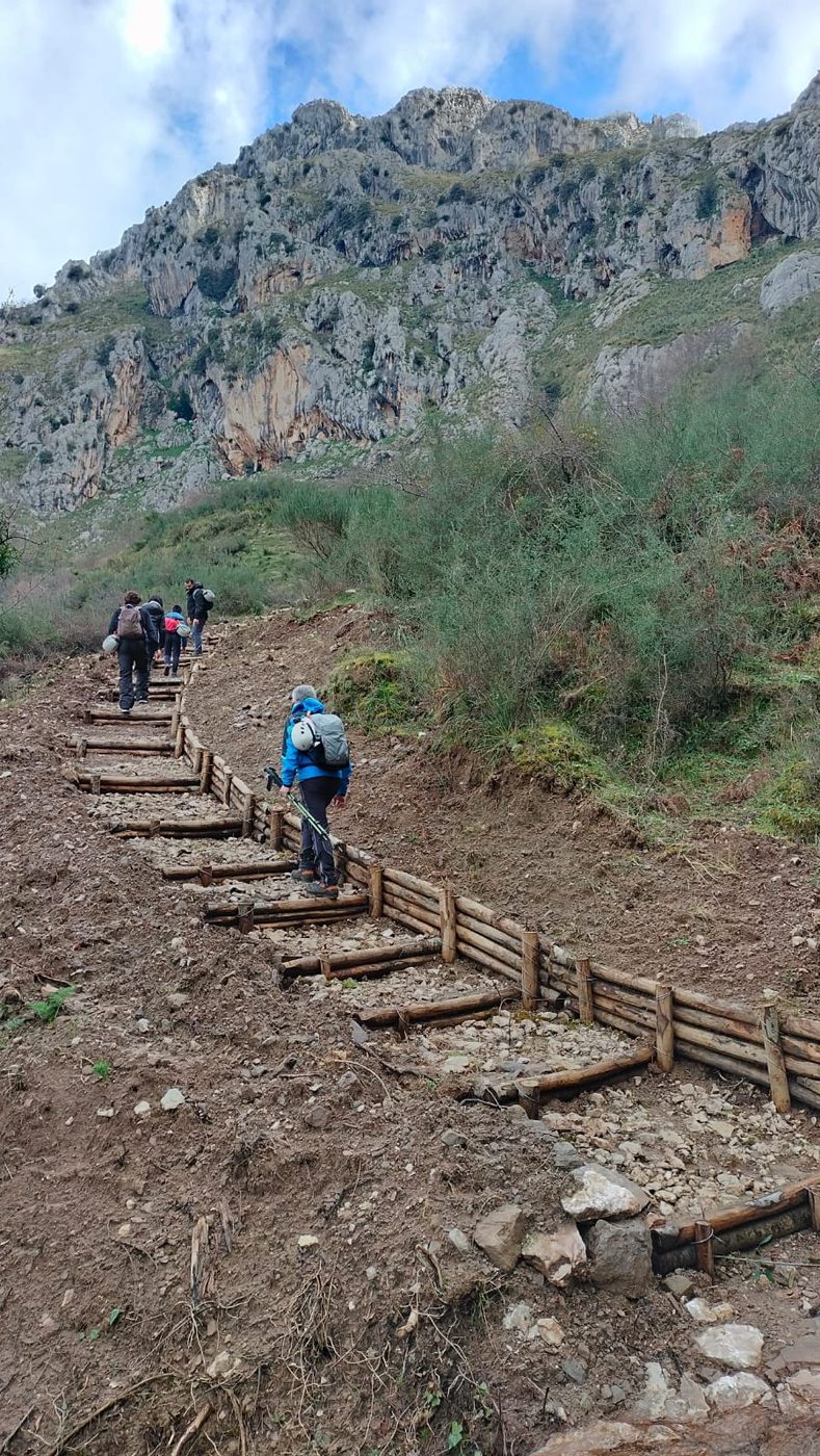 Escursionisti sul sentiero delle Rocche del Crasto ad Alcara Li Fusi