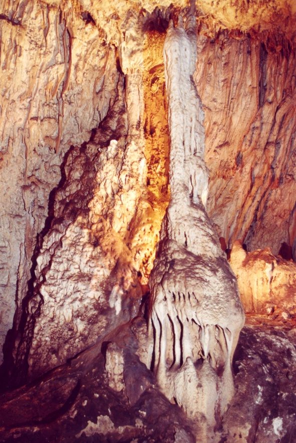 Colonna calcarea nella Grotta del Lauro