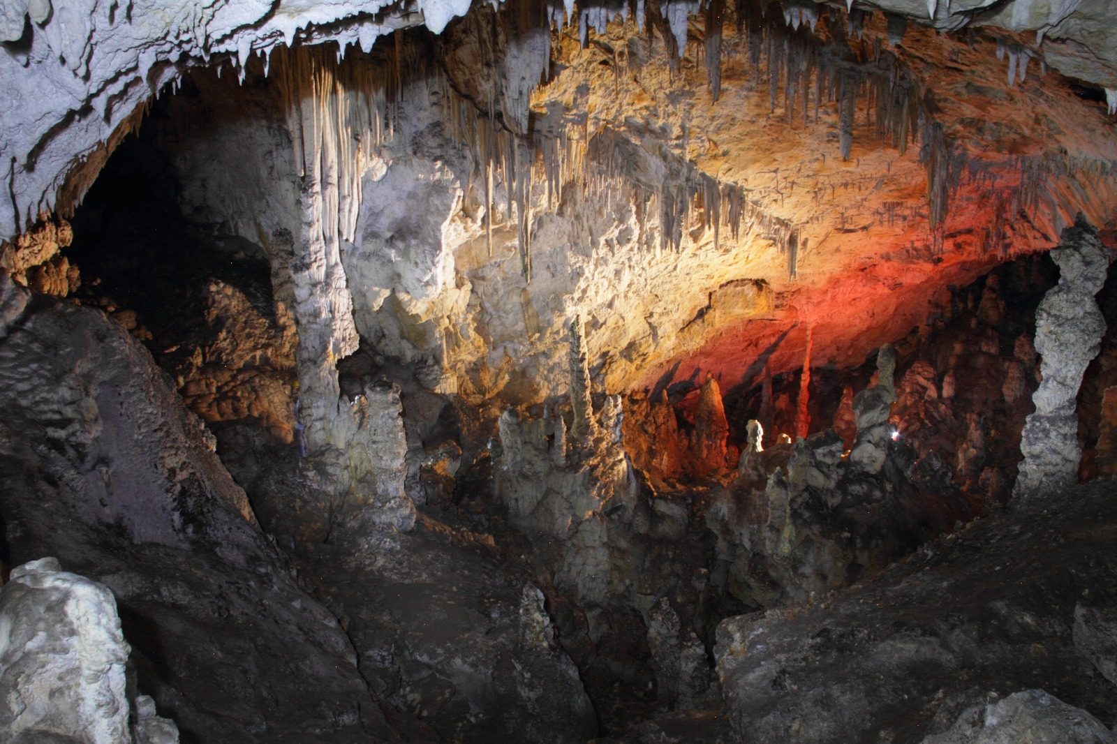 Interno della Grotta del Lauro con stalattiti e pareti illuminate
