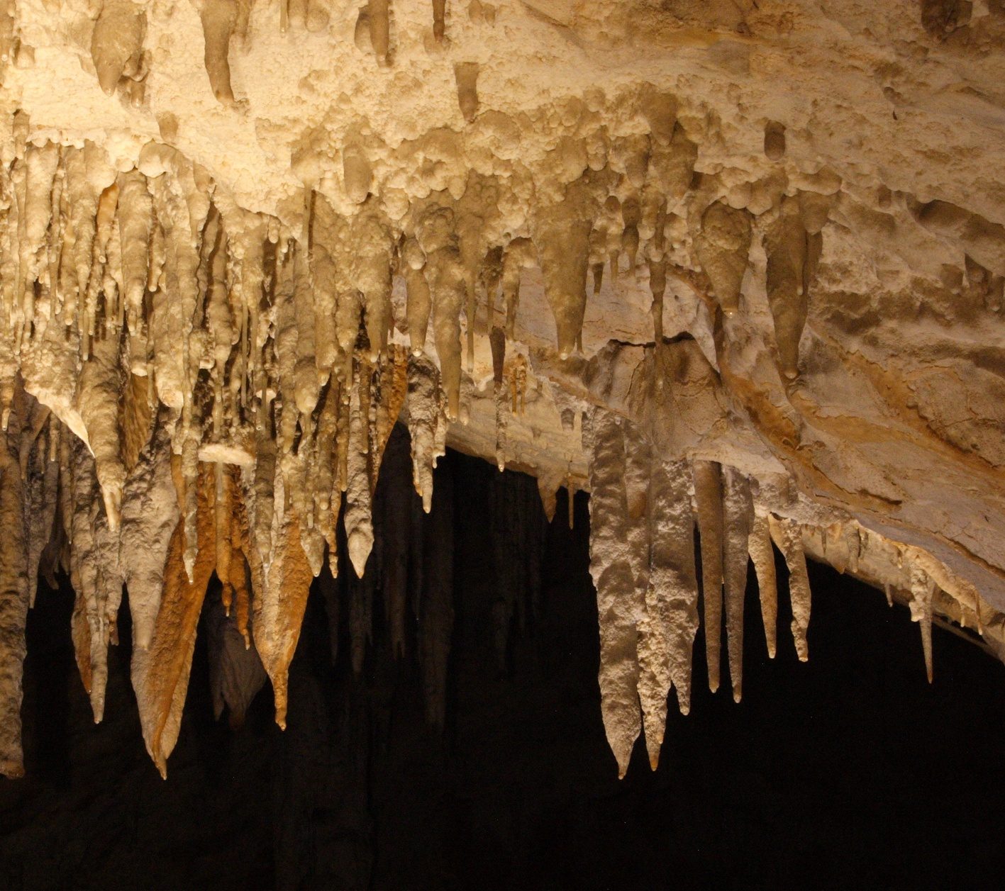 Parete ricca di stalattiti e concrezioni